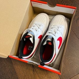NEW Nike Sneakers youth sz2.5